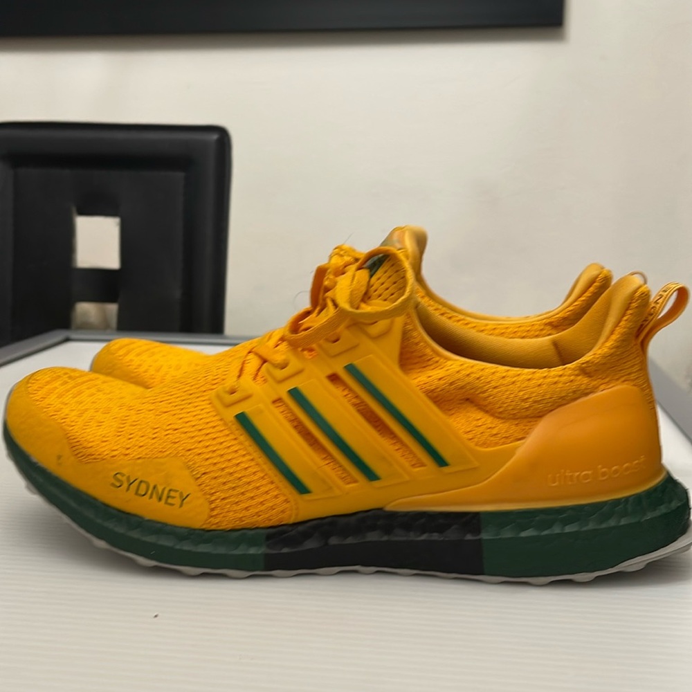 ADIDAS ULTRA BOOST SNEAKERS MENS SIZE 10.5